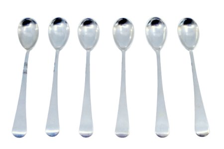  Conjunto de seis colheres de café em prata lisa e cabos longos.